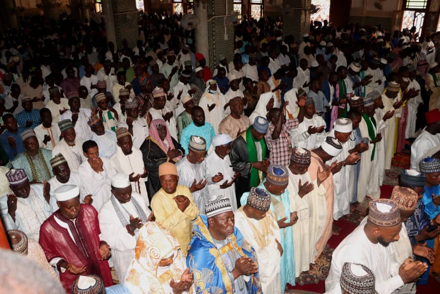 le peuple prie pour la protection divine au niger