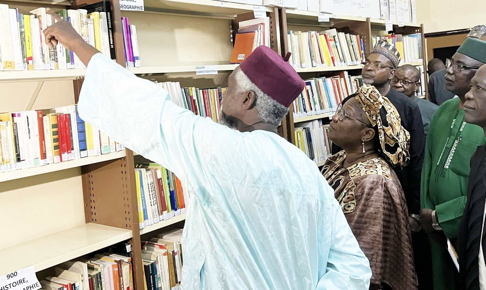 education au niger la ministre elisabeth sherif inspecte la daid rp et renforce la distribution des fournitures scolaires