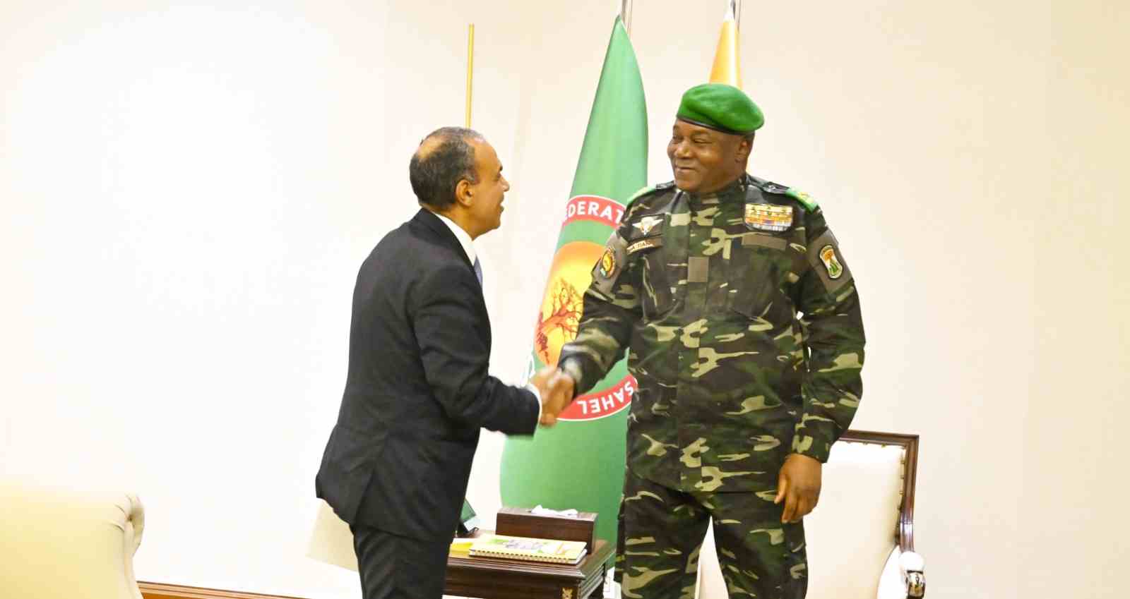 cooperation renforcee entre le niger et legypte le president abdourahamane tiani recoit un emissaire du president al sissi