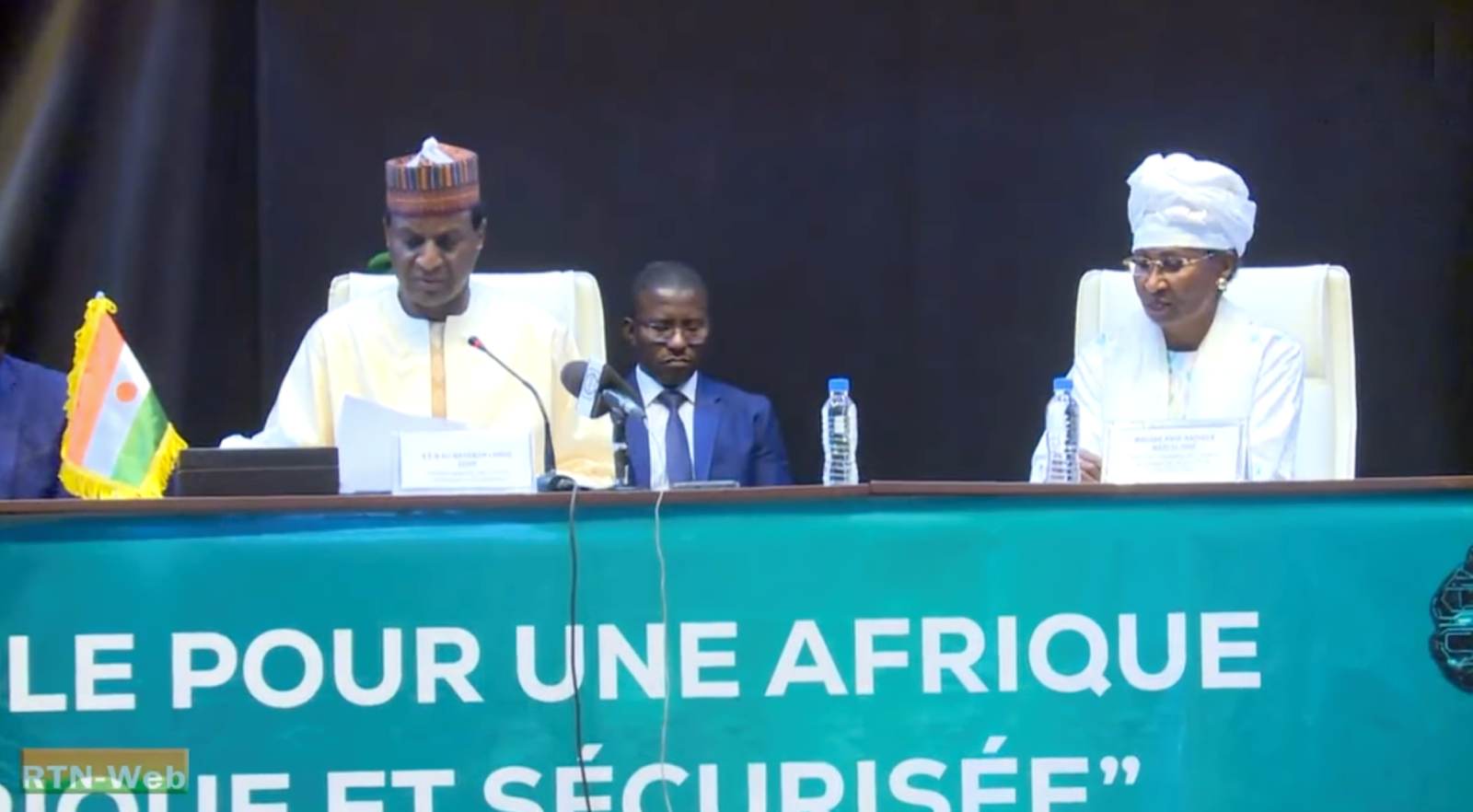 africa cert hand shake 25 a niamey le premier ministre ali lamine zeine plaide pour la souverainete numerique du niger et de lafrique