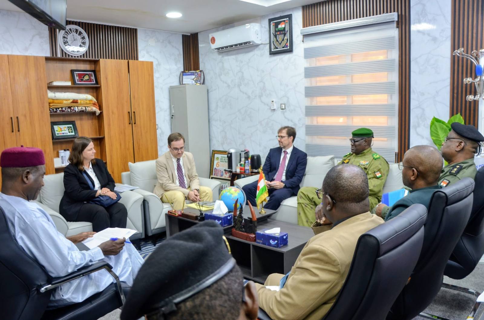 cooperation niger allemagne le general de division mohamed toumba recoit une delegation de la kfw