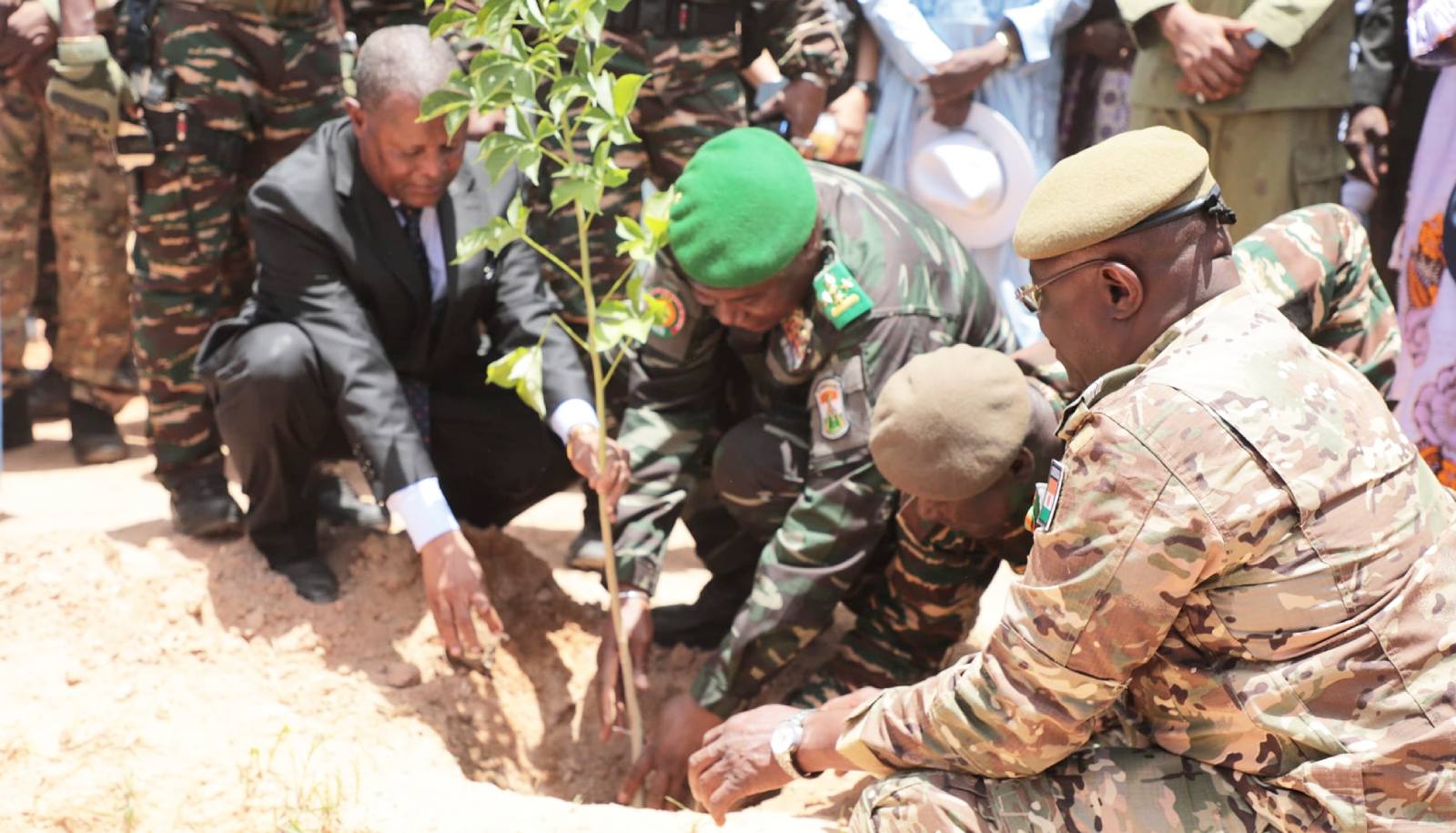fete nationale de larbre 2025 a zinder le president tiani en immersion dans les forces vives de la nation