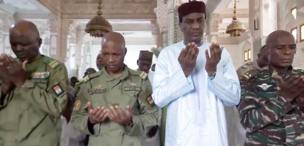 grande priere dal qunut a niamey le niger invoque la paix la securite et lunite nationale