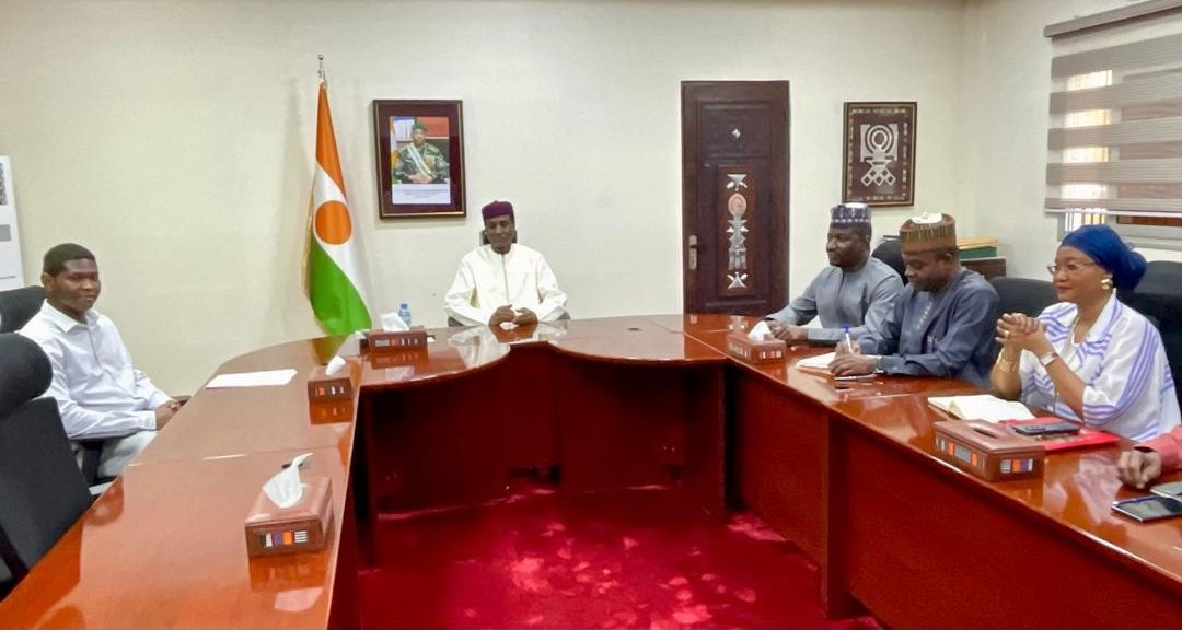 le premier ministre ali mahaman lamine zeine recoit kabir maiga ingenieur nigerien laureat du phocuswright global award 2025