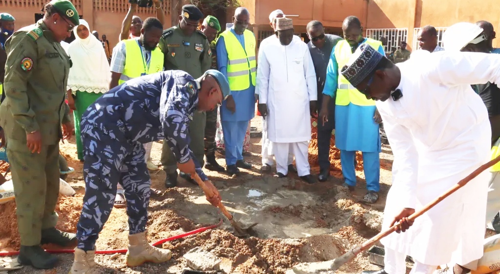 niamey lancement dun projet citoyen pour former des jeunes a la fabrication de paves