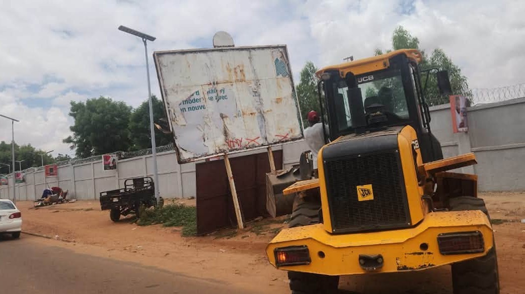 niamey renforce le controle des panneaux publicitaires sur le domaine public