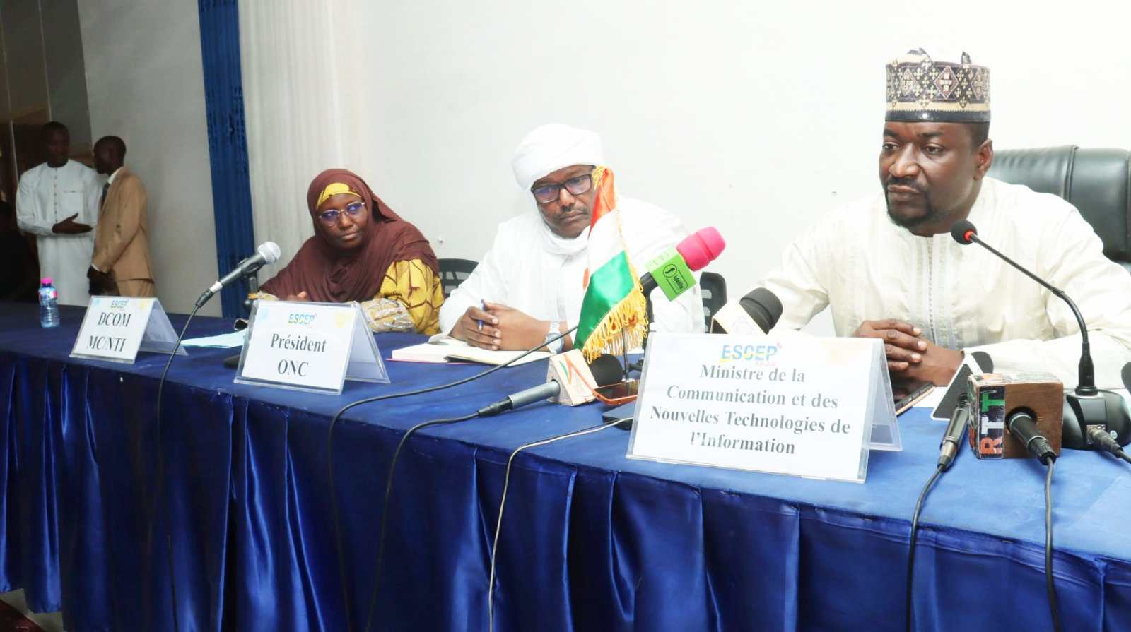 niger le ministre adji ali salatou appelle les medias a defendre la patrie