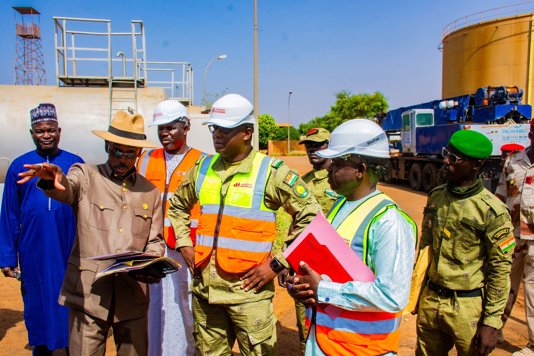 niger le ministre de lenergie le lieutenant colonel alzouma seyni