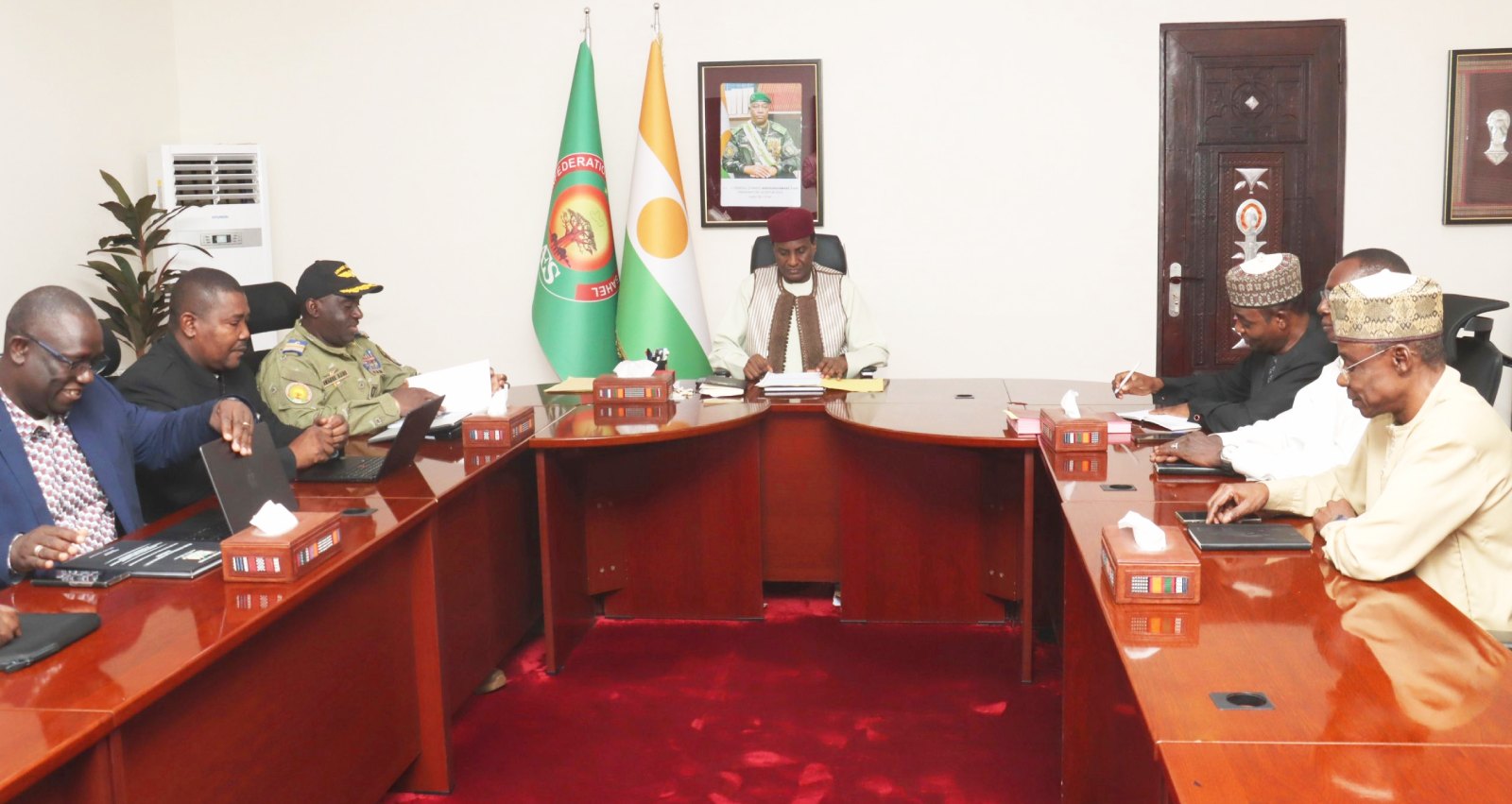 niger le premier ministre ali mahamane lamine zeine recoit les conclusions des etats generaux sur le barrage de kandadji