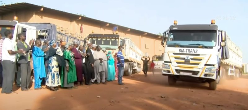rentree scolaire 2025 2026 des dizaines de camions de fournitures scolaires en route vers toutes les regions du niger