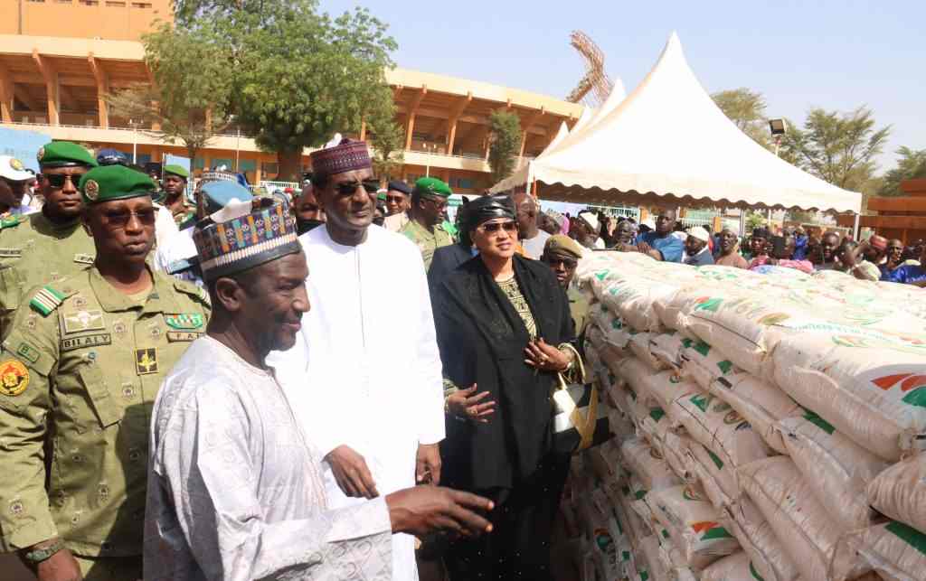 vente de riz local a prix modere a niamey une operation sociale et strategique portee par letat